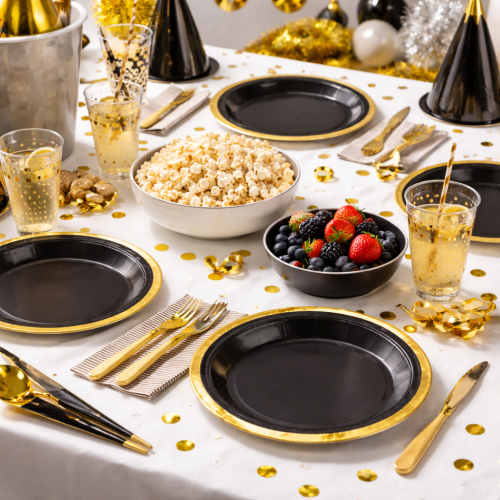 talerzyki-czarne-zlote-dekoracje-na-stol.png