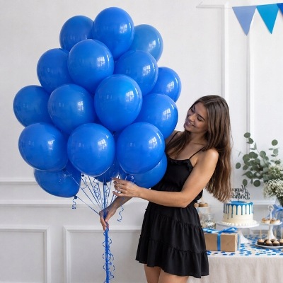 niebieskie-balony-dekoracja-stolu.jpg