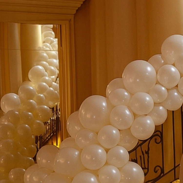 balony-biale-perlowe-na-przyjecie.jpg